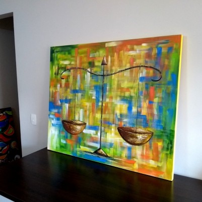 Quadro decorativo para escritório advocatício tema balança da justiça fundo abstrato medida 100x120 código 1109