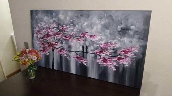 Quadro pintado a mão arvore e passarinhos fundo cinza flores magenta medida 80x150 